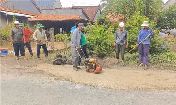 Góp sức để những tuyến đường quê thêm an toàn, thuận tiện