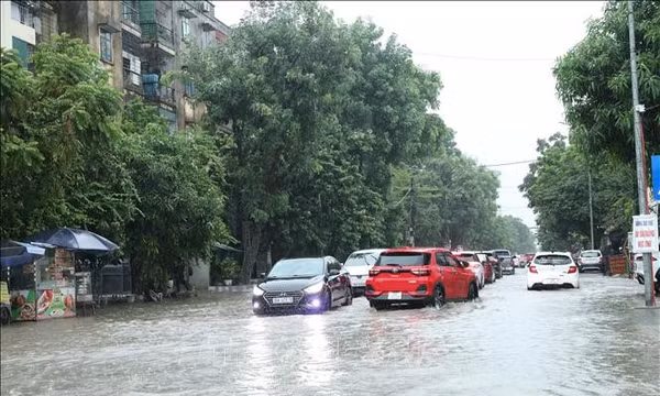 Thanh Hóa: Nhiều tuyến phố, khu dân cư trung tâm ngập sâu do mưa lớn