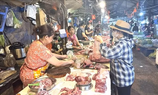 Mưa kéo dài, giá thực phẩm Hà Nội biến động cục bộ