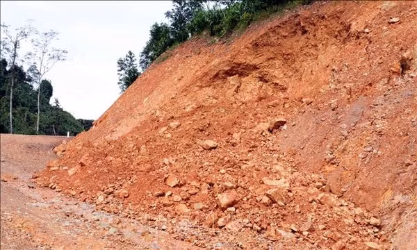 Tuyến đường 100 tỷ đồng vừa bàn giao đã hư hỏng nặng sau mưa lũ