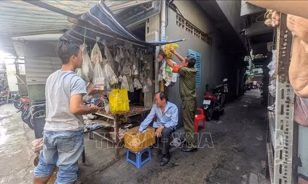 Thăm hỏi các nạn nhân vụ cháy nhà tại phường Chợ Lớn