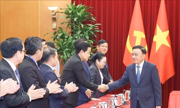 Thường trực Ban Bí thư tiếp đoàn cán bộ Đảng Nhân dân Cách mạng Lào