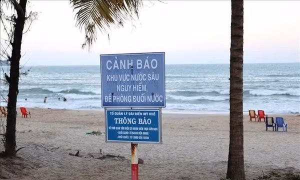 Cứu nạn 3 người bị dòng chảy cuốn xa bờ tại bãi biển Mỹ Khê
