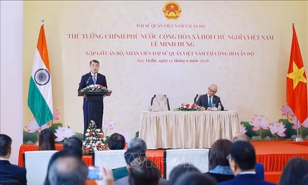 Thủ tướng Lê Minh Hưng gặp cán bộ, nhân viên Đại sứ quán Việt Nam tại Ấn Độ