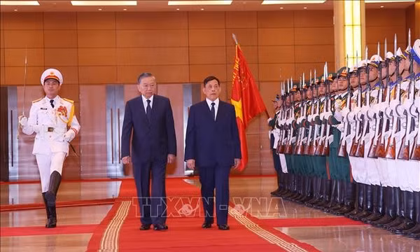 Lễ đón chính thức Nhà vua và Hoàng hậu Thái Lan