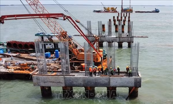 Gấp rút thi công dự án cao tốc, đường ra đảo Hòn Khoai
