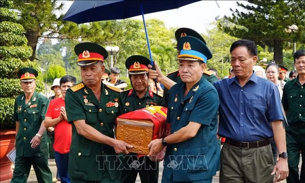 Tổ chức cất bốc và tiễn đưa hài cốt liệt sĩ về quê an táng