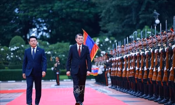 Lễ đón Thủ tướng Lê Minh Hưng thăm chính thức CHDCND Lào