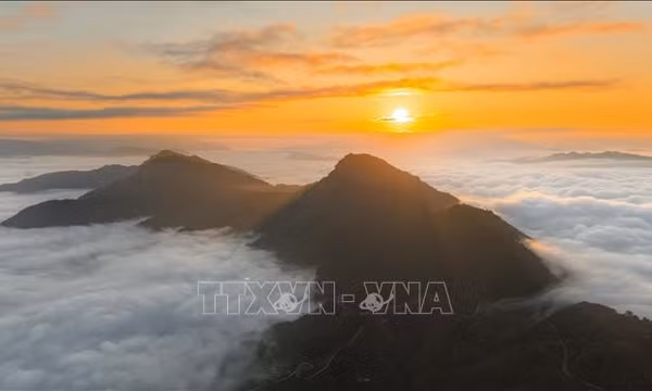 Bình minh tuyệt đẹp trên biển mây Tằng Quái 