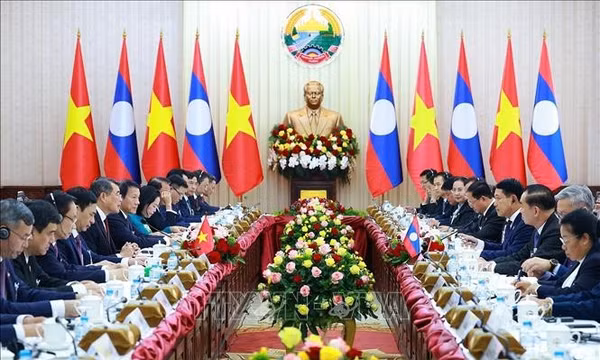 Thủ tướng Lê Minh Hưng hội đàm với Thủ tướng Lào Saleumxay Kommasith