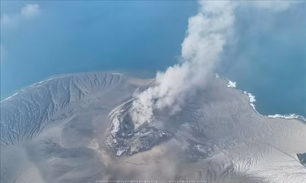 Indonesia: Xuất hiện 2 đảo mới gần núi lửa Anak Krakatau