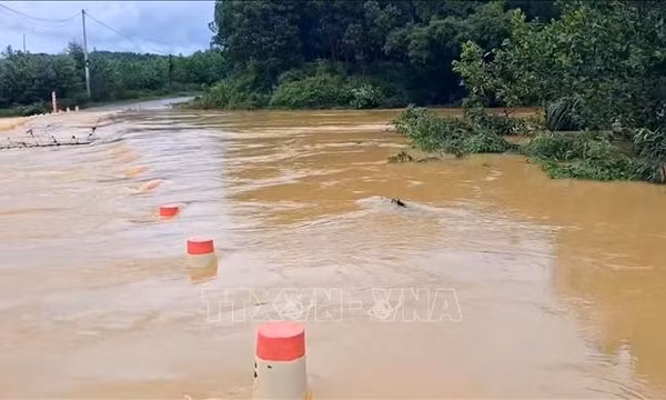 Mưa lũ gây sạt lở, ngập lụt tại nhiều tuyến đường miền núi Thanh Hóa