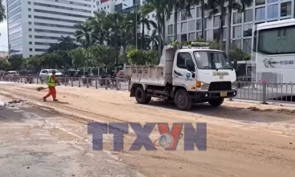 Truy tìm xe làm rơi vãi bùn đất trên đường Cộng Hòa