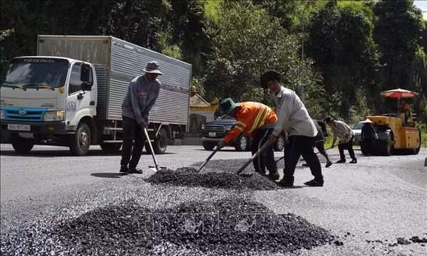 Khẩn trương khắc phục tình trạng xuống cấp trên đèo Bảo Lộc
