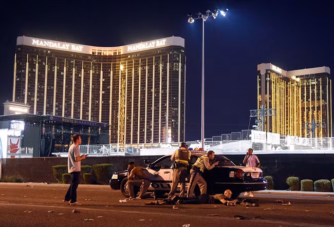 Hiện trường vụ xả súng kinh hoàng ở Las Vegas làm 58 người chết, hơn 500 người bị thương ảnh 4