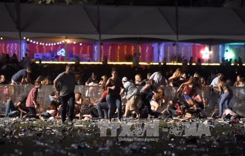 Vụ xả súng ở Las Vegas: Nhà Trắng cho rằng 'chưa phải lúc' để thảo luận kiểm soát súng đạn ảnh 1