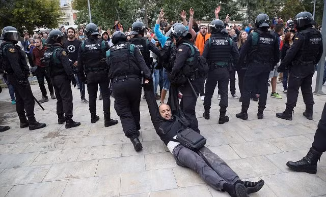 Cảnh hỗn loạn tại Catalonia khi cảnh sát đụng độ với người biểu tình ảnh 7