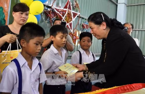 Vui Trung thu cùng trẻ em có hoàn cảnh khó khăn tỉnh Bến Tre ảnh 1