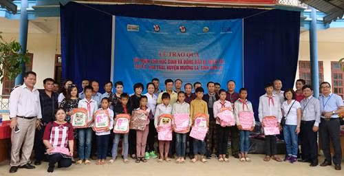 Trao quà cho học sinh và đồng bào bị thiên tai xã Hua Trai ảnh 1