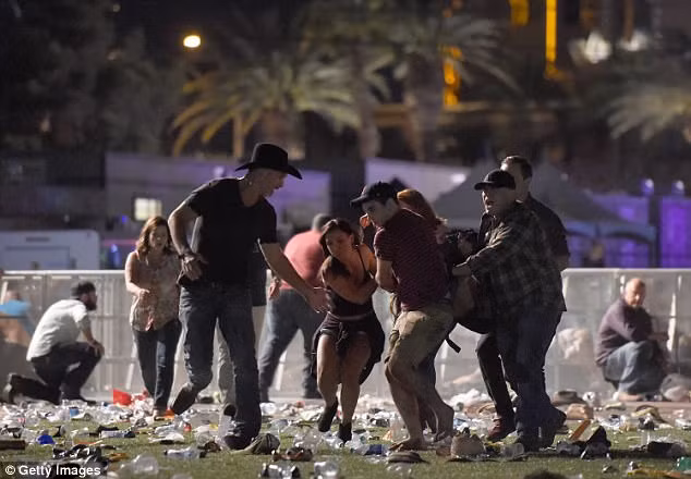 Chiếc iPhone đỡ đạn, cứu mạng nữ chủ nhân trong vụ xả súng đẫm máu Las Vegas ảnh 2