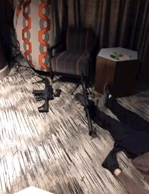 Hình ảnh đầu tiên về căn phòng la liệt súng đạn của hung thủ xả súng Las Vegas ảnh 1