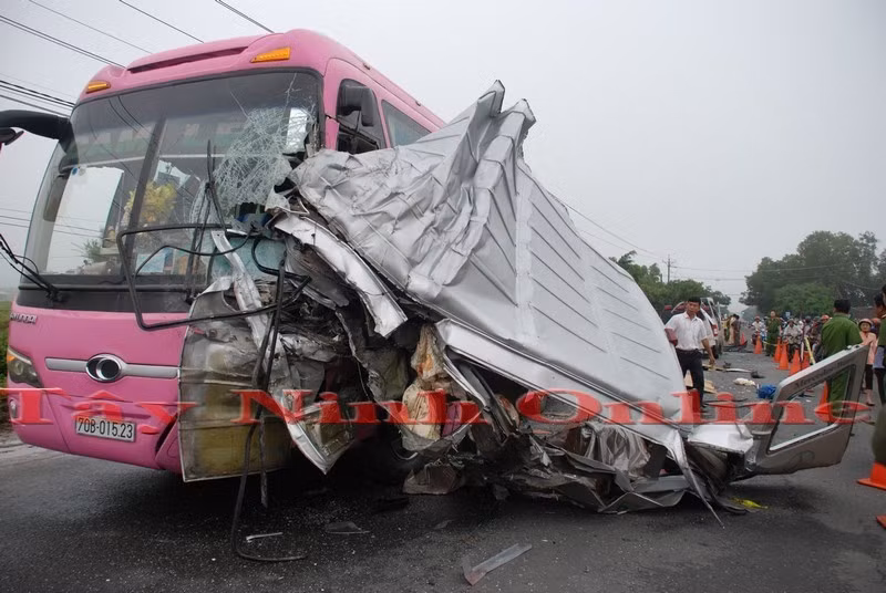Hai xe khách đấu đầu tại Tây Ninh: 6 người chết, 10 người bị thương ảnh 1