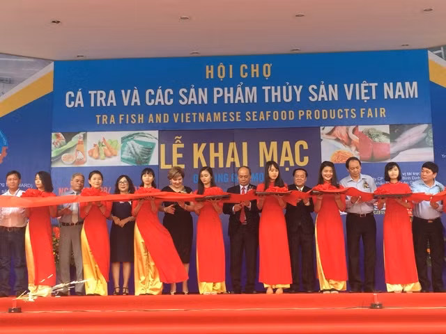 Khai mạc Hội chợ cá tra lần đầu tiên tại Hà Nội ảnh 1