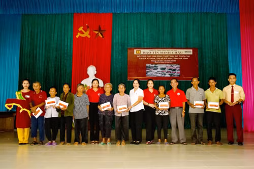 Hỗ trợ đồng bào vùng lũ Hà Tĩnh ảnh 1