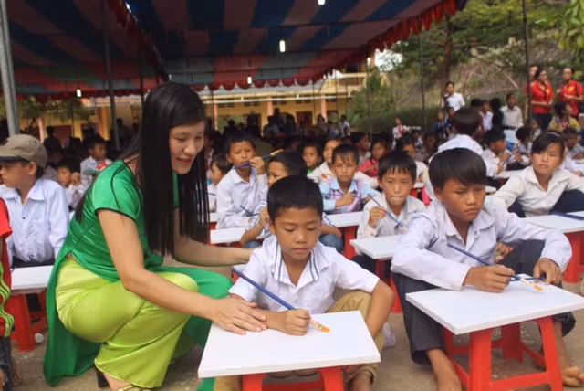 Trao tặng 144 tủ sách cho học sinh Mường Lát ảnh 3