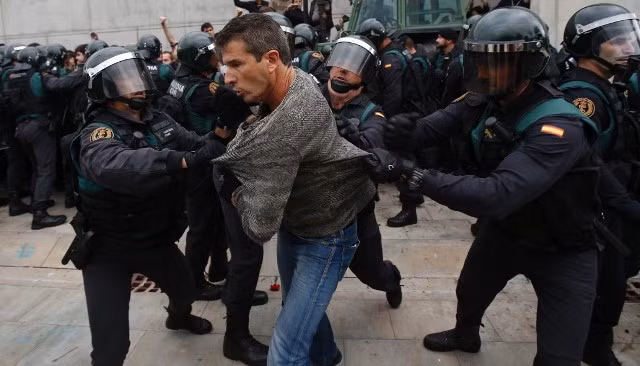 Cảnh hỗn loạn tại Catalonia khi cảnh sát đụng độ với người biểu tình ảnh 3