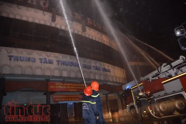 Diễn tập giải cứu hàng chục người mắc kẹt trong vụ cháy nổ lớn ở chợ Tân Bình ảnh 1