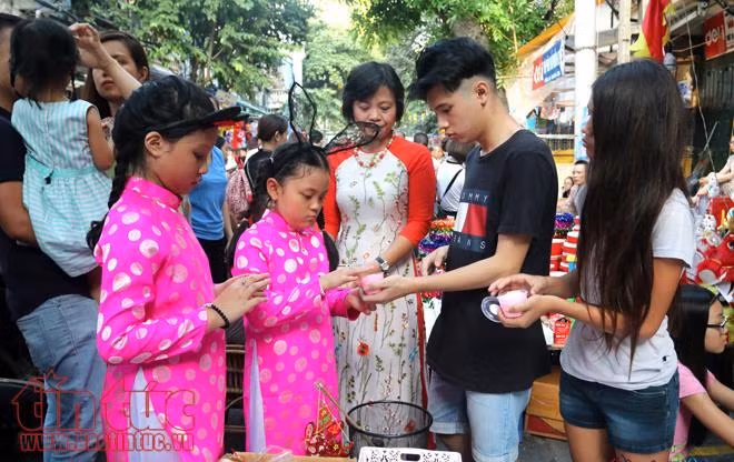 Biển người đón Trung Thu sớm trên phố Hàng Mã ảnh 15