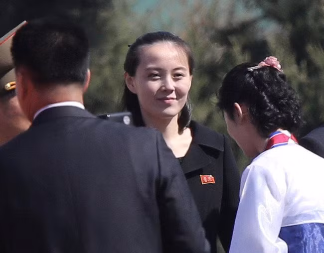 Những hình ảnh hiếm hoi về cô em gái được ông Kim Jong-un tin tưởng trao quyền lực ảnh 6