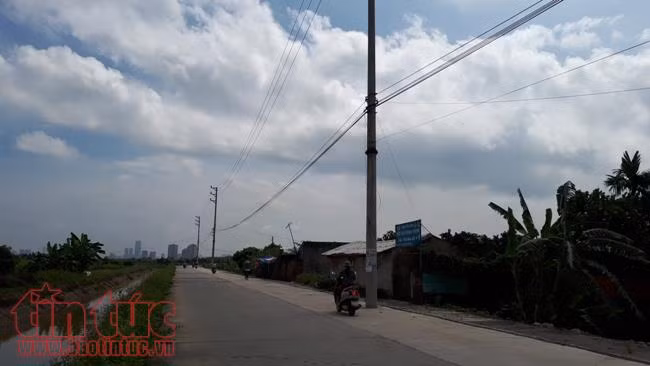 Bao giờ cột điện gây cản trở giao thông ở huyện Hoài Đức mới được di dời? ảnh 1