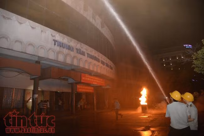 Diễn tập giải cứu hàng chục người mắc kẹt trong vụ cháy nổ lớn ở chợ Tân Bình ảnh 3