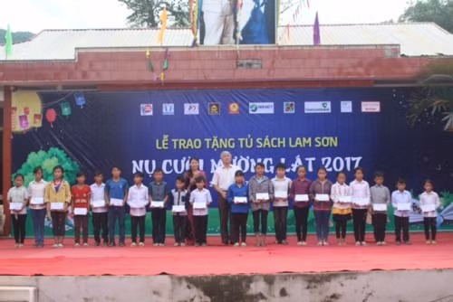 Trao tặng 144 tủ sách cho học sinh Mường Lát ảnh 2