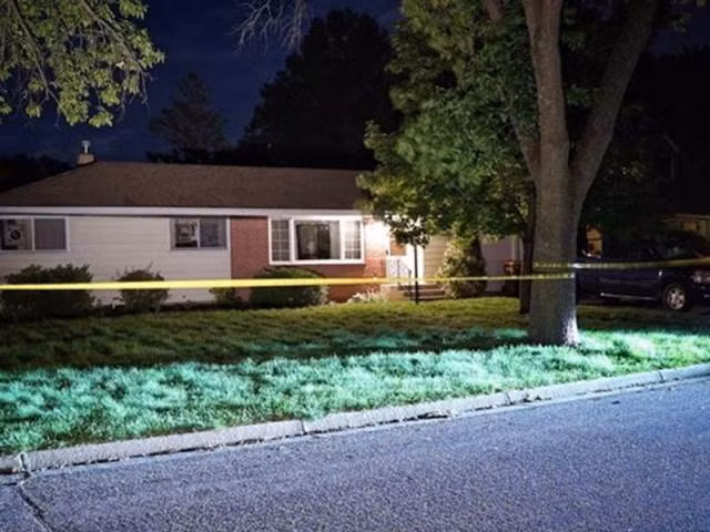 Người đàn ông sống bên thi thể thối rữa của mẹ và anh trai suốt 1 năm ảnh 1