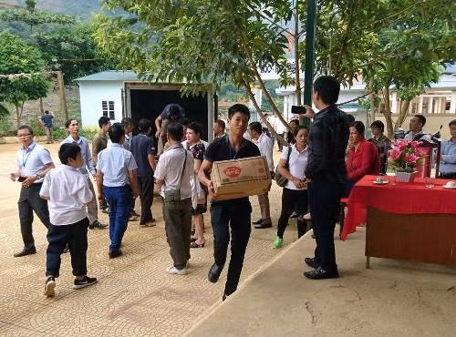 Trao quà cho học sinh và đồng bào bị thiên tai xã Hua Trai ảnh 2