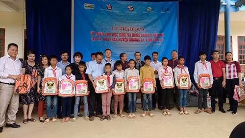 Trao quà cho học sinh và đồng bào bị thiên tai xã Hua Trai ảnh 4