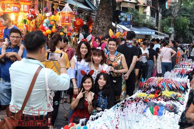 Biển người đón Trung Thu sớm trên phố Hàng Mã ảnh 7
