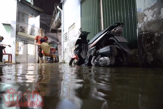 Người dân TP Hồ Chí Minh lại ‘bì bõm' trong nước triều dâng cao ảnh 7