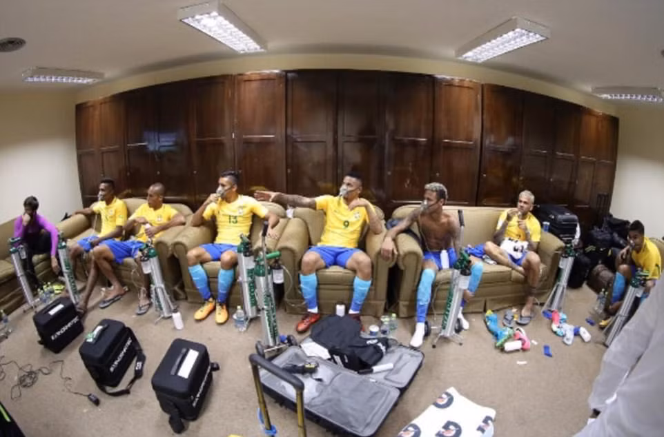 Neymar và đồng đội phải dùng mặt nạ dưỡng khí sau trận hòa Bolivia ảnh 3