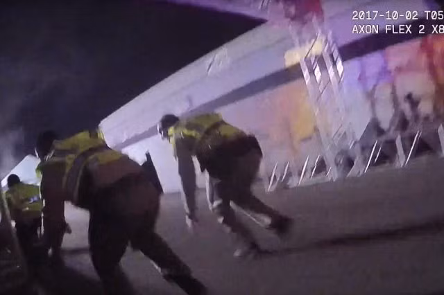 Video cảnh sát Mỹ vượt 'mưa đạn' trong vụ xả súng Las Vegas ảnh 1
