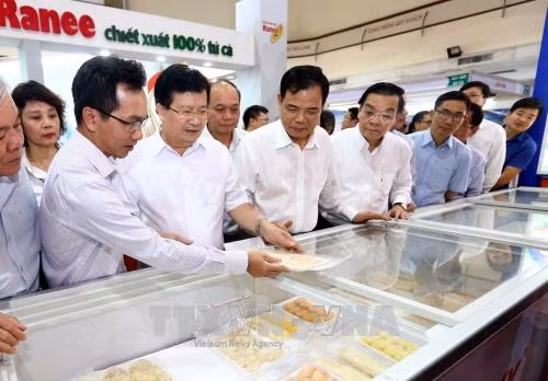 Phó Thủ tướng Trịnh Đình Dũng thăm Hội chợ Cá tra và các sản phẩm thủy sản Việt Nam ảnh 2