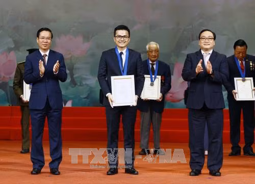 Hà Nội vinh danh 10 Công dân Thủ đô ưu tú 2017 và 790 gương điển hình tiên tiến ảnh 3