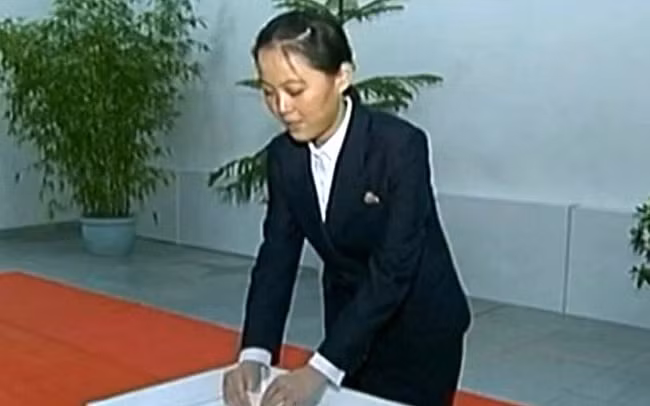 Những hình ảnh hiếm hoi về cô em gái được ông Kim Jong-un tin tưởng trao quyền lực ảnh 7