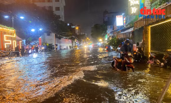 TP Hồ Chí Minh đề phòng ngập do mưa dông kết hợp triều cường gây ngập úng.