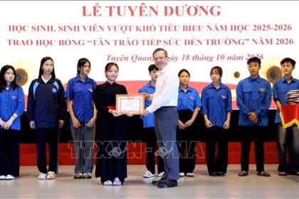 Học bổng 'Tân Trào tiếp sức đến trường' cho học sinh, sinh viên vượt khó