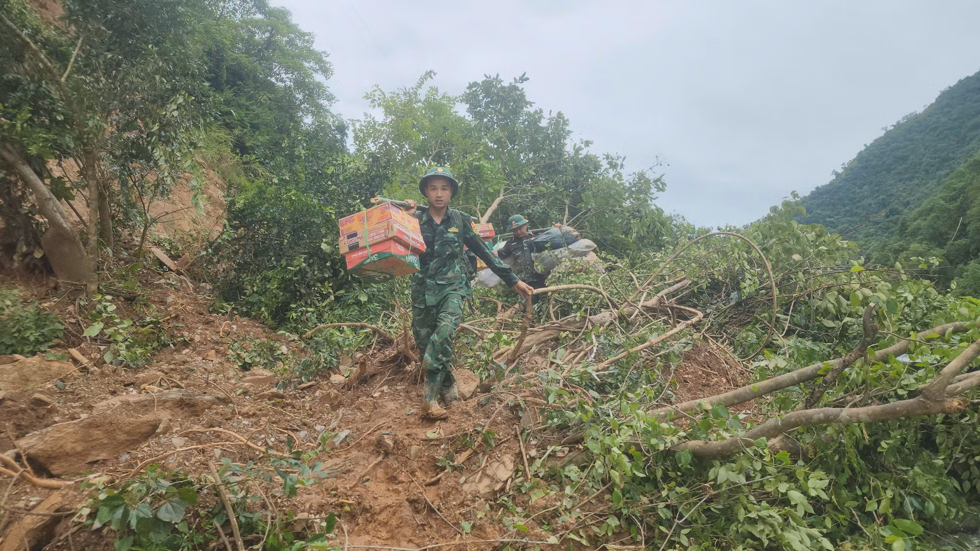 Bộ đội biên phòng Mường Ải hành quân bộ đến cấp phát lương thực cho nhân dân Mường Típ