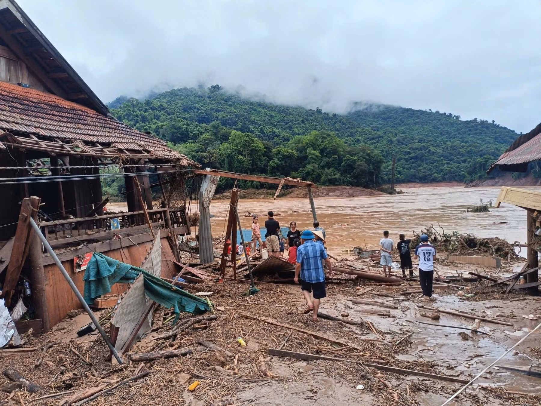 Trực thăng thả hàng cứu trợ người dân vùng lũ Nghệ An